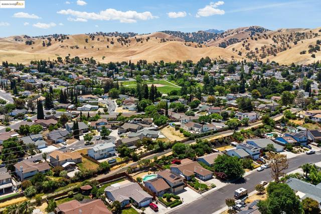 2125 Robles Dr, Antioch CA: https://media.crmls.org/mediaz/5c91ff32-f9c4-4142-af96-4f847aabb999.jpg