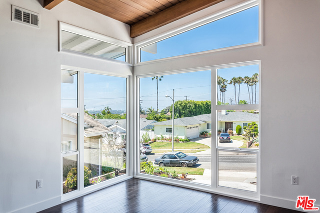 5412 S HOLT Avenue, Los Angeles CA: https://media.crmls.org/mediaz/5c920afa-c0d9-4177-ac7e-caea89576656.jpg