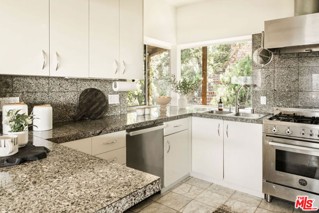 3720 Alta Mesa Drive, Studio City CA: https://media.crmls.org/mediaz/5c927bed-27f3-4e6d-af2c-1a1b59de9b96.jpg