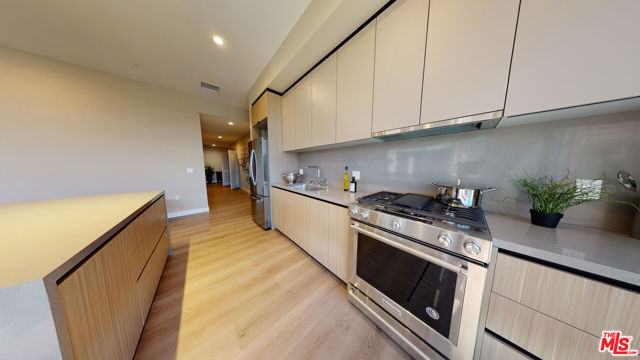 520 N Central Avenue, Glendale CA: https://media.crmls.org/mediaz/5c928679-408c-4c4b-90b8-9a3eee1dd36c.jpg