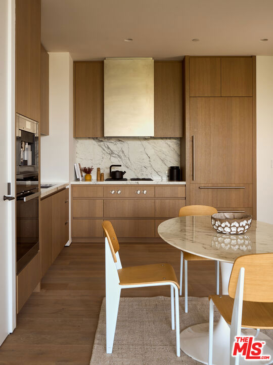 8899 Beverly Boulevard, West Hollywood CA: https://media.crmls.org/mediaz/5c934790-7b0b-4380-b417-087ad3b86c97.jpg