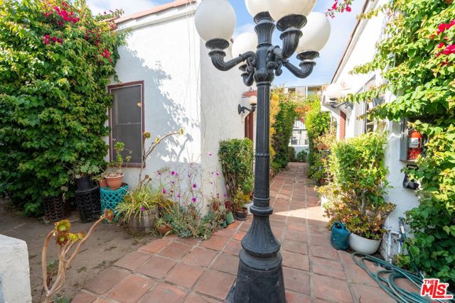 1507 14th Street, Santa Monica CA: https://media.crmls.org/mediaz/5c937c5e-4791-41a7-9307-d4a5ee72a4fc.jpg