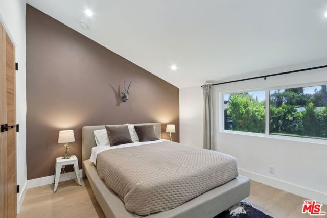 13117 Magnolia Boulevard, Sherman Oaks CA: https://media.crmls.org/mediaz/5c942ee0-15e5-466c-be9e-35995153885d.jpg