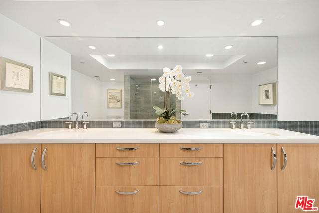13650 MARINA POINTE Drive, Marina del Rey CA: https://media.crmls.org/mediaz/5c94dd59-a0fd-4b5e-bc1a-787c56b8962c.jpg