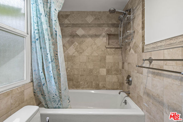 423 S Rexford Drive, Beverly Hills CA: https://media.crmls.org/mediaz/5c94ef20-8465-4d18-8fc9-9f7df838d27a.jpg