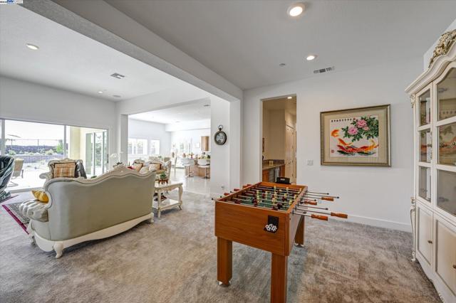 4072 Whitney Vista Ln, Rocklin CA: https://media.crmls.org/mediaz/5c9561cf-8cef-4576-afd6-d44284b3f755.jpg