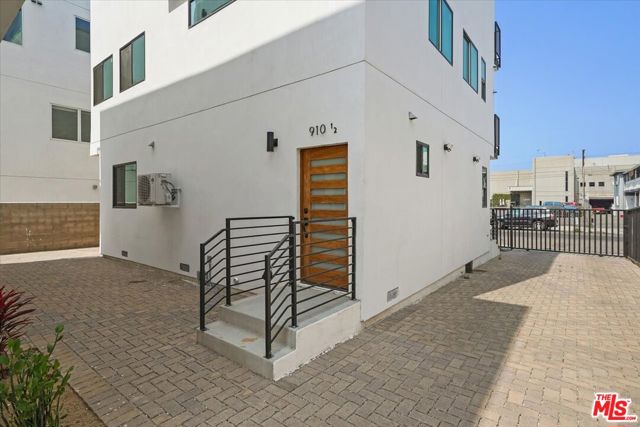 910 N Hudson Avenue, Los Angeles CA: https://media.crmls.org/mediaz/5c95894b-77f1-4dd8-9fbd-f4e99d94560c.jpg