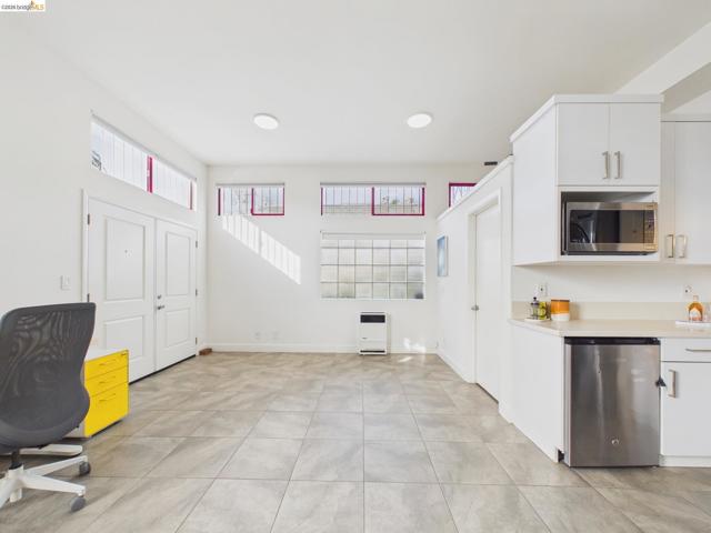 Image 28 of 38 For 2932 Filbert St 2