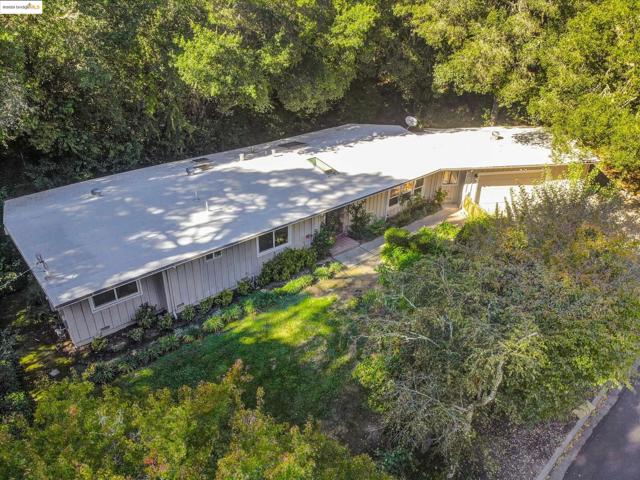 7 Saint Stephens Dr, Orinda CA: https://media.crmls.org/mediaz/5c95ce84-8c83-4069-b21f-391814cfebed.jpg