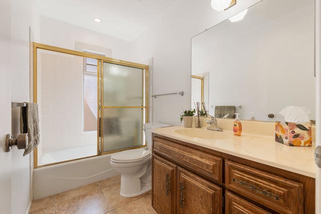 2050 Silver Oak Way, Hemet CA: https://media.crmls.org/mediaz/5c96382a-47a4-4d4b-88a3-44ed726f5560.jpg