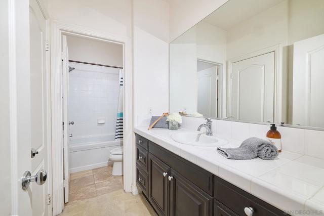 7319 Paseo Capuchina, Carlsbad CA: https://media.crmls.org/mediaz/5c96fa22-0c52-4b2c-afc6-8e3f93260d3c.jpg