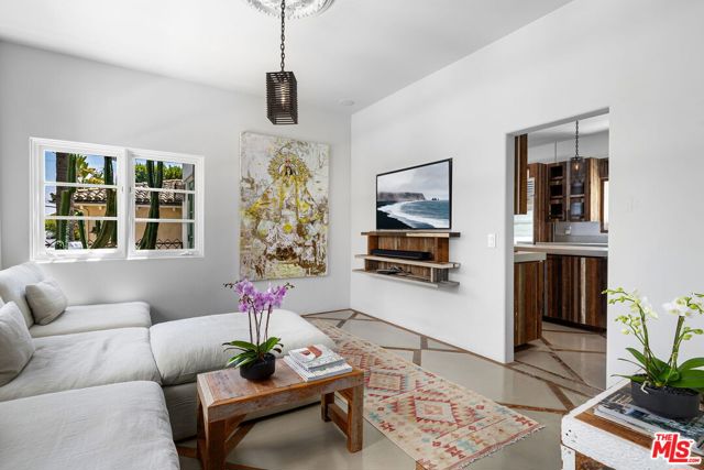 8249 Marmont Lane, Los Angeles CA: https://media.crmls.org/mediaz/5c976e3e-5fc9-442e-adbf-17e136d88deb.jpg