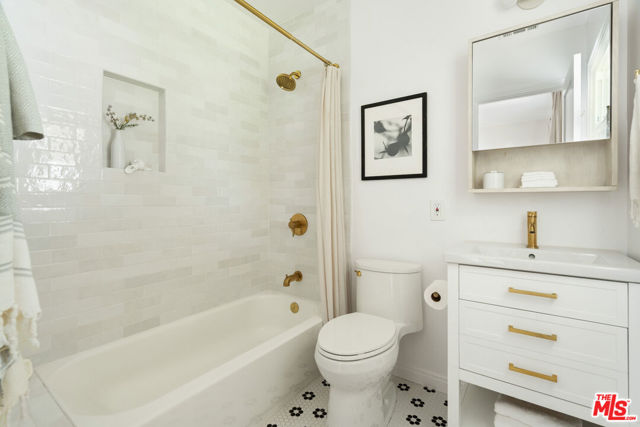 1511 Carmona Avenue, Los Angeles CA: https://media.crmls.org/mediaz/5c984a32-e4a0-43df-ae91-fe83c1eb2fdd.jpg