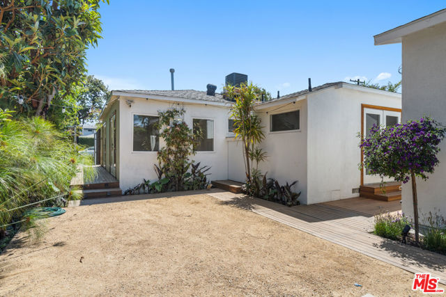 2425 Cloy Avenue, Venice CA: https://media.crmls.org/mediaz/5c987839-fa2b-47e0-8fd5-6ec085ab9265.jpg