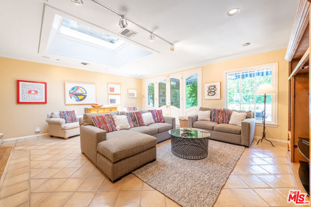 4722 Noeline Avenue, Encino CA: https://media.crmls.org/mediaz/5c98aba0-5253-4f3a-86f7-fed77f4eea83.jpg