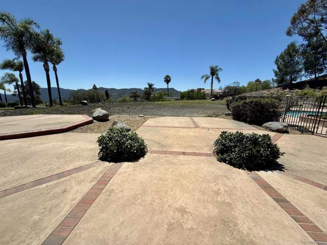 2237 Eucalyptus Ave, Escondido CA: https://media.crmls.org/mediaz/5c98b13a-2dc3-4cb8-b19d-9a20d0e94201.jpg