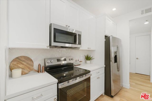 625 S Berendo Street, Los Angeles CA: https://media.crmls.org/mediaz/5c99265b-955d-4770-94b3-159315db5bf8.jpg
