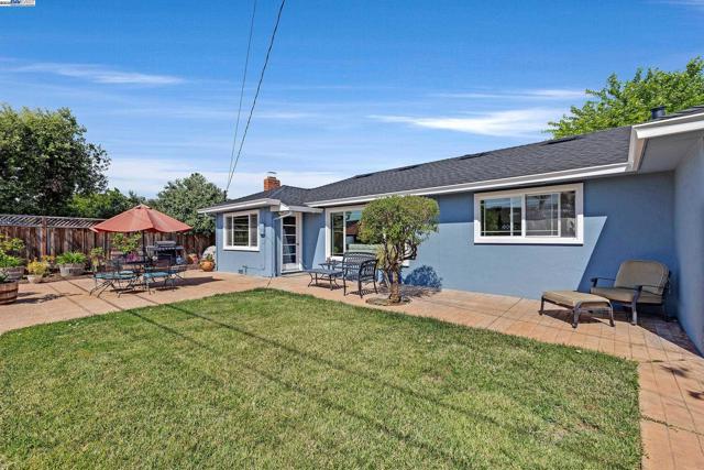 5266 Troy Ave, Fremont CA: https://media.crmls.org/mediaz/5c99d5c4-fc74-4155-9f45-2c5b984fe8ae.jpg