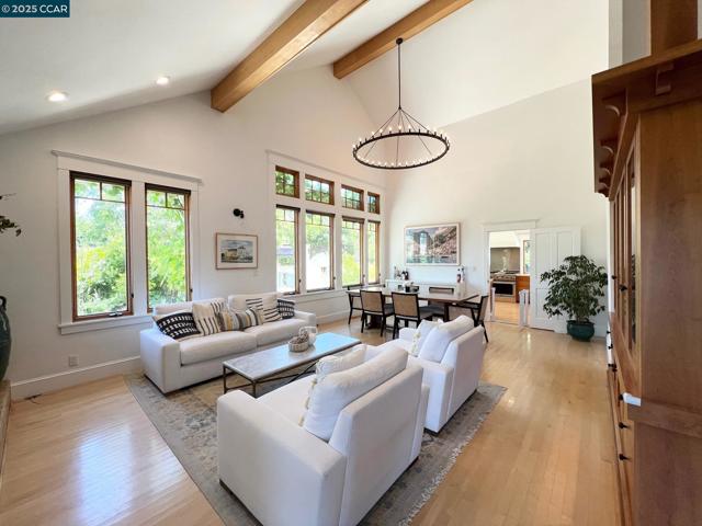53 Knickerbocker Ln, Orinda CA: https://media.crmls.org/mediaz/5c9b5ac1-afe1-4c9b-bb5b-bc6259db66b3.jpg