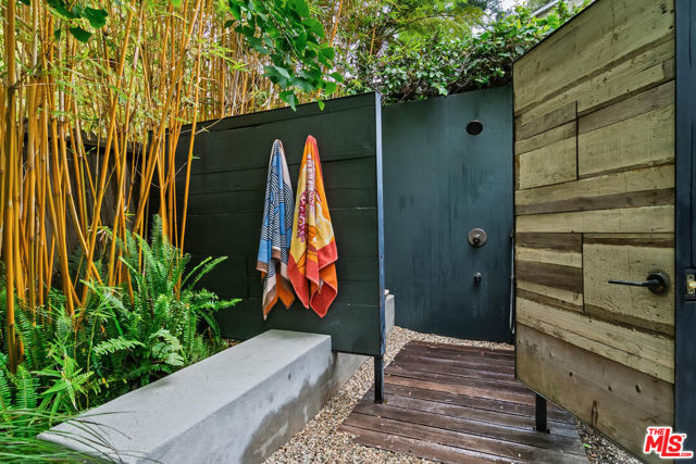 431 W Rustic Road, Santa Monica CA: https://media.crmls.org/mediaz/5c9ba72f-2d40-4e8b-bdf4-70d22c029b99.jpg