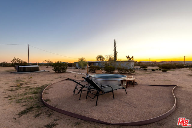 2724 Stonehill Avenue, Joshua Tree CA: https://media.crmls.org/mediaz/5c9c0896-d317-48bd-aa42-cf81da16f3a4.jpg