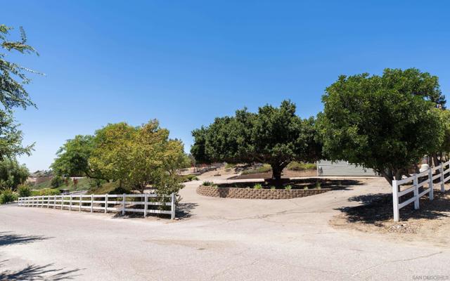 9844 Lorraine Ridge Trail, El Cajon CA: https://media.crmls.org/mediaz/5c9c33a8-0c8f-4af2-b226-68602adbf063.jpg