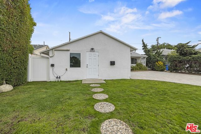 10914 Mcvine Avenue, Sunland CA: https://media.crmls.org/mediaz/5c9d038b-e0f6-4e9f-9b5b-1d8a3a3d67d3.jpg
