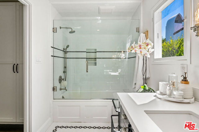 233 S Saltair Avenue, Los Angeles CA: https://media.crmls.org/mediaz/5c9e73e5-824a-474f-b170-9d637fc935ed.jpg