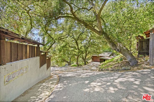 20730 Hillside Drive, Topanga CA: https://media.crmls.org/mediaz/5c9e89ba-0087-4dd8-89c6-9d9b4973695b.jpg