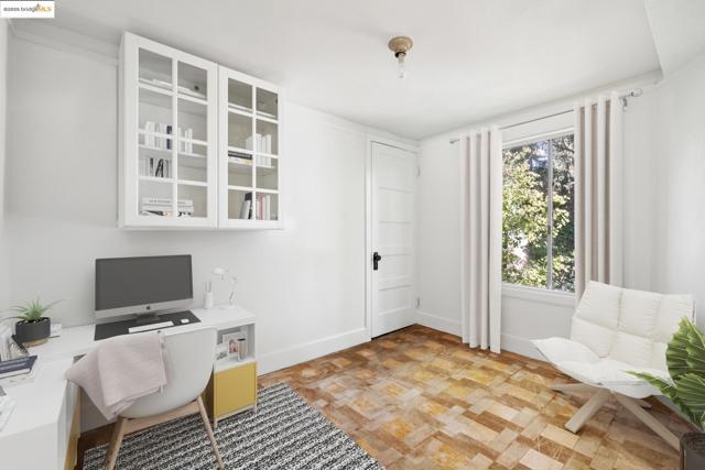 84 Portsmouth Rd, Piedmont CA: https://media.crmls.org/mediaz/5c9faac8-5498-42ff-af20-87345d9e3a0e.jpg