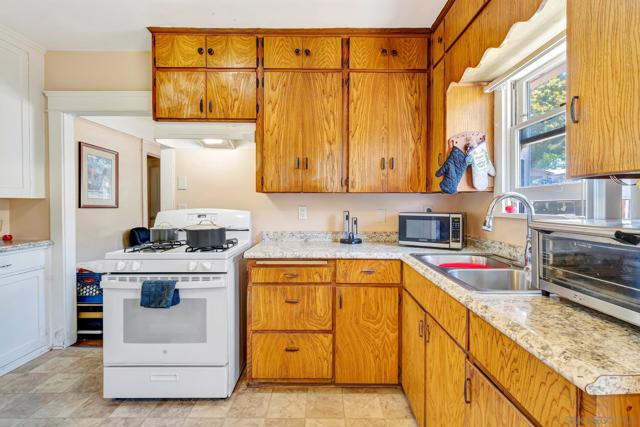 9065 67 Lemon St, Spring Valley CA: https://media.crmls.org/mediaz/5ca02495-a114-4f58-aee8-69f09dd10d9f.jpg
