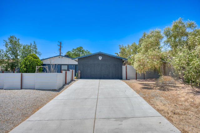 61589 El Reposo Street, Joshua Tree CA: https://media.crmls.org/mediaz/5ca0313b-aeff-4d32-8bb3-df54500c34f8.jpg