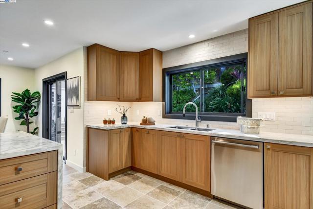 148 Auburn St, San Rafael CA: https://media.crmls.org/mediaz/5ca13ec5-85dc-4f93-a329-0ef40ab64d3c.jpg