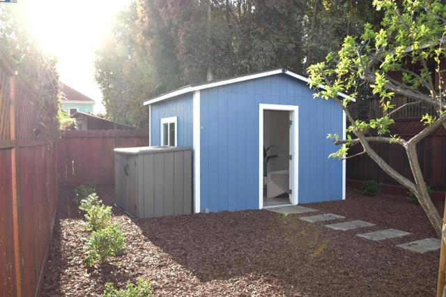 2412 8Th St, Berkeley CA: https://media.crmls.org/mediaz/5ca16e67-a39c-4860-95d1-bca6092ef1b5.jpg