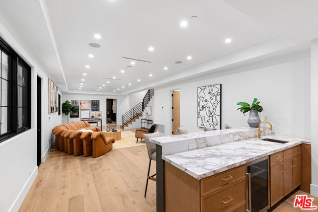 2565 Patricia Avenue, Los Angeles CA: https://media.crmls.org/mediaz/5ca1caf4-db55-42a3-8d70-e6c482b7e624.jpg