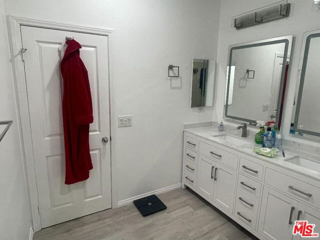 9009 S Calvin Way, Inglewood CA: https://media.crmls.org/mediaz/5ca27e11-4be3-4d05-9908-a018951a15c4.jpg