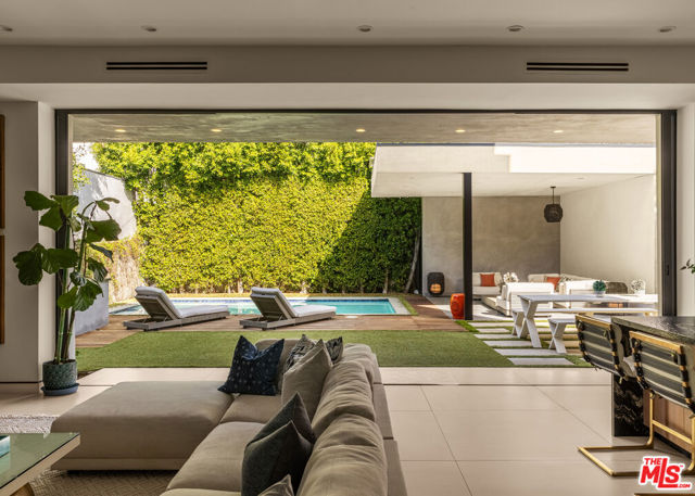 6509 Colgate Avenue, Los Angeles CA: https://media.crmls.org/mediaz/5ca2d8e4-df11-4978-b54c-95956745b066.jpg