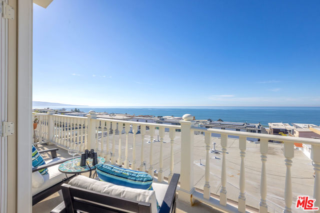 2407 Bayview Drive, Manhattan Beach CA: https://media.crmls.org/mediaz/5ca344c2-08fb-4385-abce-de5db603ef67.jpg