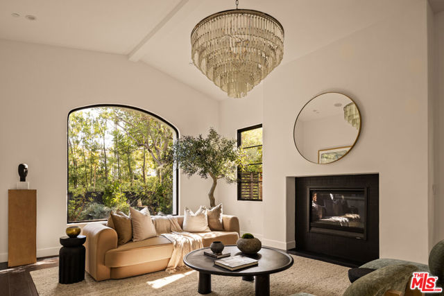 6607 Maryland Drive, Los Angeles CA: https://media.crmls.org/mediaz/5ca3a6b5-120b-42f9-ad84-daf18674350f.jpg