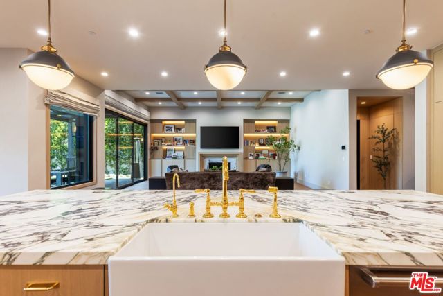 5084 Valjean Avenue, Encino CA: https://media.crmls.org/mediaz/5ca3c1c6-f1ef-4106-8026-2167d919d419.jpg