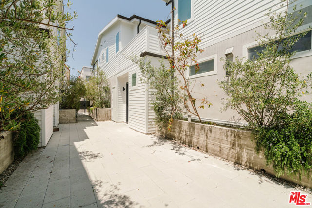 2437 Walnut Avenue photo 4