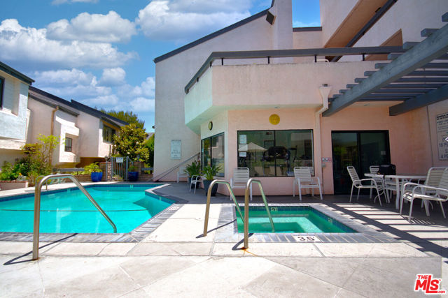 11911 Magnolia Boulevard, Valley Village CA: https://media.crmls.org/mediaz/5ca3f697-c2eb-4235-92d1-0134f184ff52.jpg