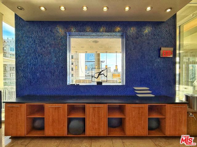 717 W Olympic Boulevard, Los Angeles CA: https://media.crmls.org/mediaz/5ca5748c-4132-4386-9120-3df0e91ca2c8.jpg