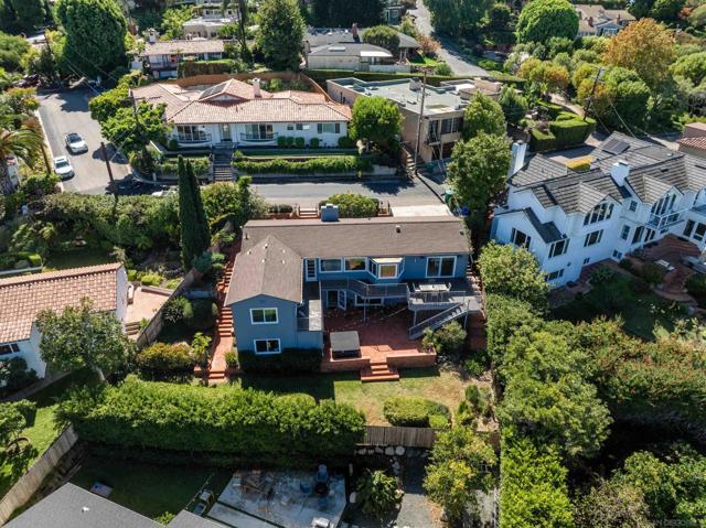 7850 Roseland Dr, La Jolla CA: https://media.crmls.org/mediaz/5ca5cf5b-dd34-4bcb-95f6-2fdb52234687.jpg