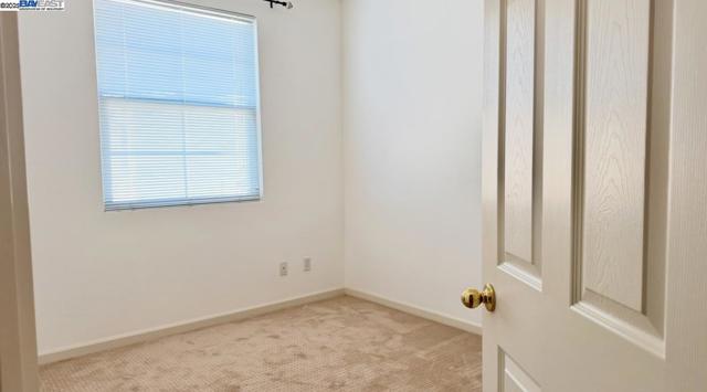 710 City Walk Pl, Hayward CA: https://media.crmls.org/mediaz/5ca625dd-2202-44d0-ac9f-7683728ff9a3.jpg