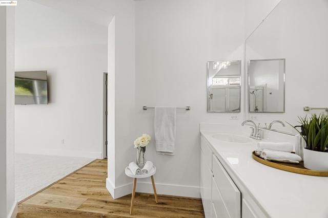 1040 Bismarck Terr, Brentwood CA: https://media.crmls.org/mediaz/5ca62f68-d53b-4013-ae13-d6b87d377136.jpg