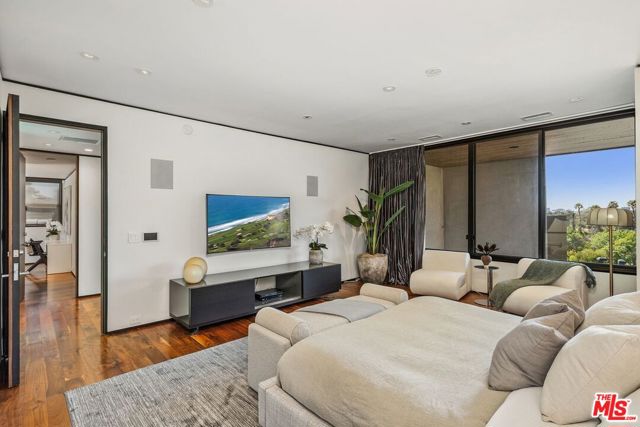 1005 Elden Way, Beverly Hills CA: https://media.crmls.org/mediaz/5ca700c0-f182-4baf-8a84-81fc072ec05b.jpg