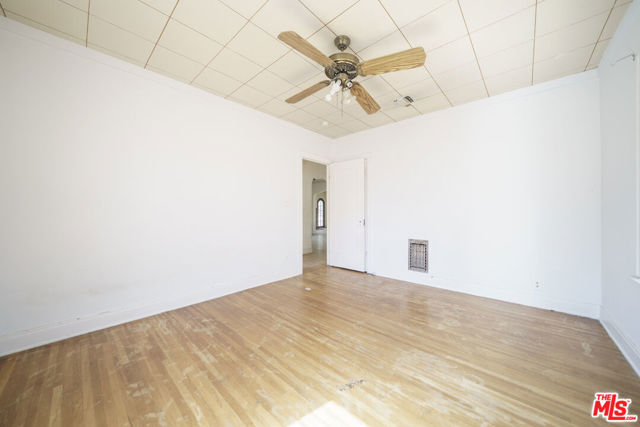 4804 La Canada Boulevard, La Canada Flintridge CA: https://media.crmls.org/mediaz/5ca812e6-933a-4fcf-bf73-f6cb205f9182.jpg