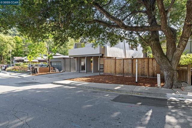 9 Glen Dr, Fairfax CA: https://media.crmls.org/mediaz/5ca844b7-d904-45a2-b71c-56e7aa7bf6a9.jpg