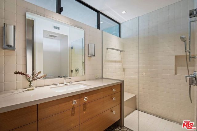1933 Redcliff Street, Los Angeles CA: https://media.crmls.org/mediaz/5ca89a2d-fd8b-4823-a202-045529f77559.jpg